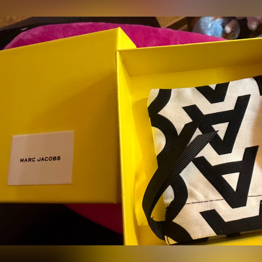 Marc Jacob’s earrings box 4x4 and dust bag